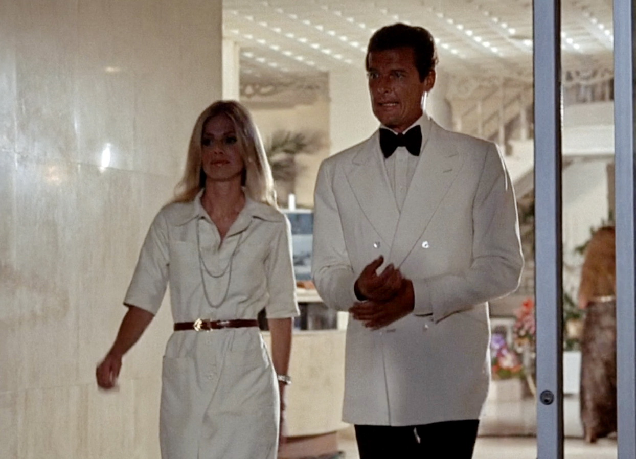 MrVintage pl 5 niezapomnianych stylizacji Rogera Moore'a z Bonda Smoking tropikalny1