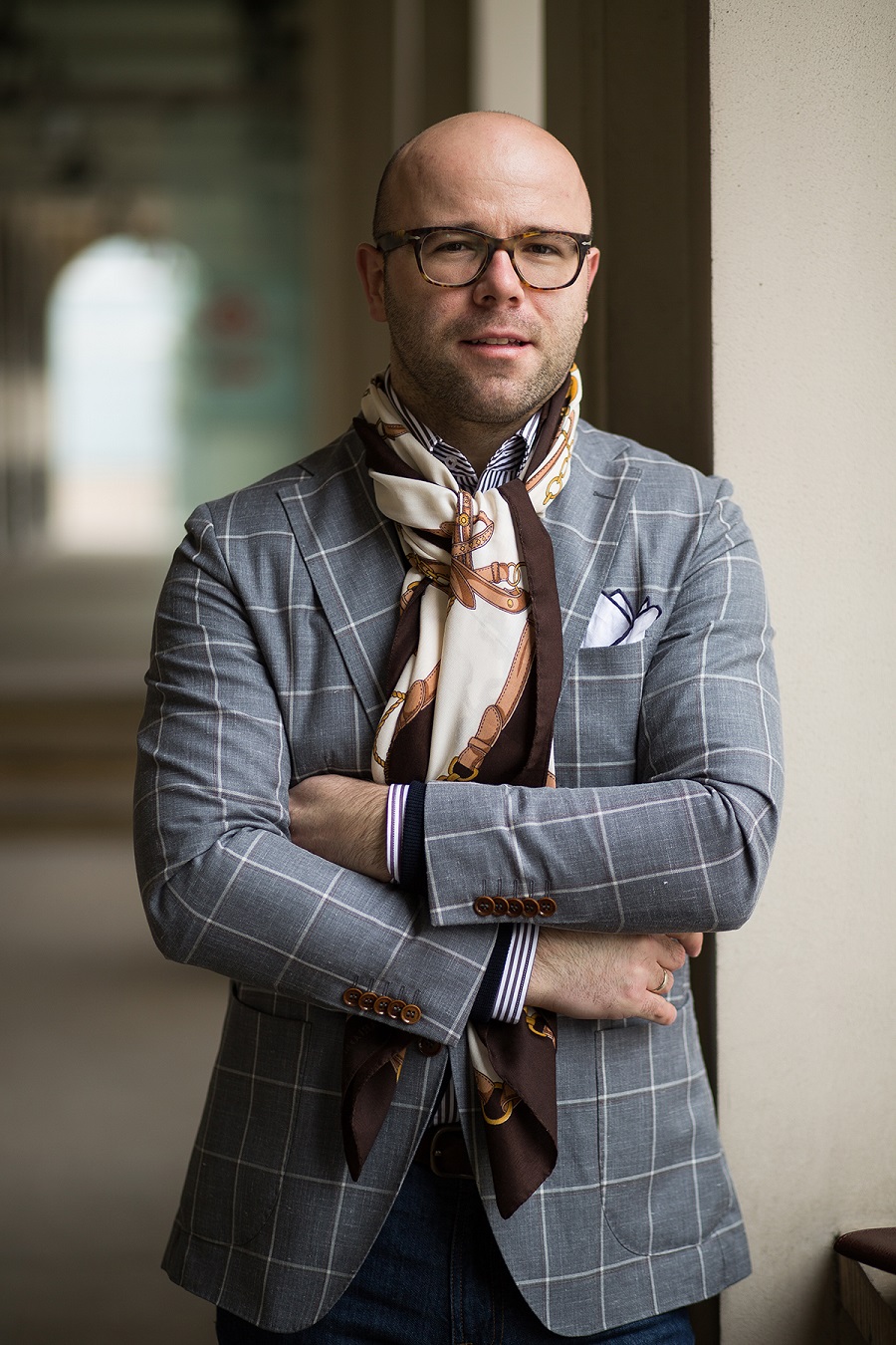 Szalik z brązem - stylowy dodatek. Wybierz odpowiednie wiązanie