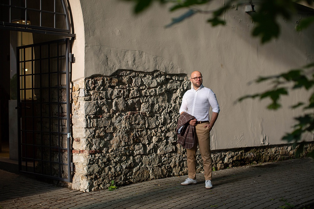 marynarka i sneakersy mrvintage